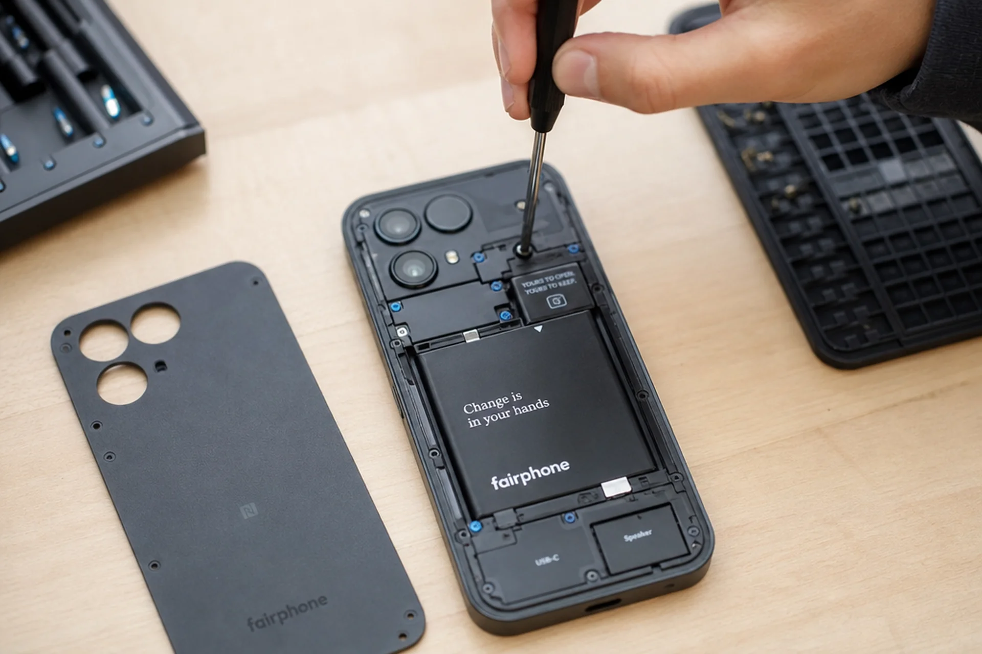 Fairphone 6 Reparatur Wien — Reparo Festpreis Fairphone 6 Reparatur — Display-Modul wird per Schraubendreher getauscht in der Reparo-Werkstatt