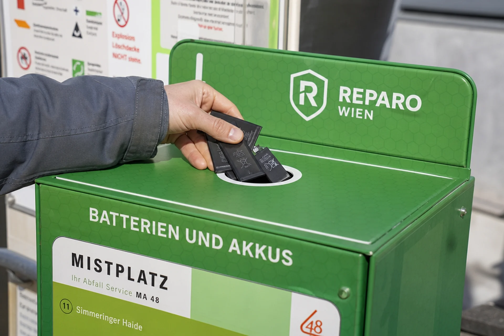Handy Akku entsorgen Wien — Reparo Festpreis Handy Akku entsorgen — Lithium-Akku-Sammelbox bei Mistplatz der MA 48 in Wien