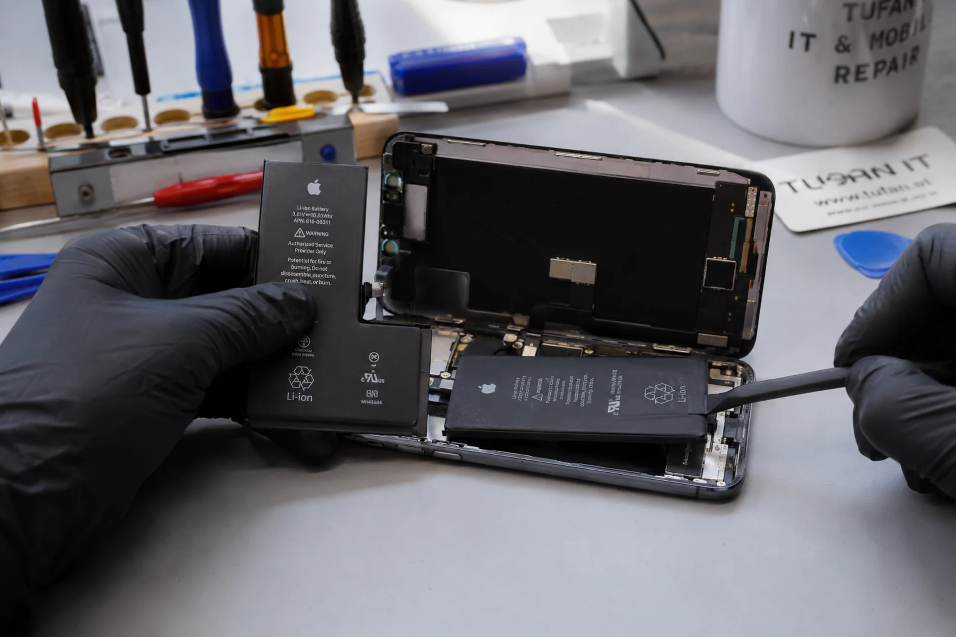 Handy Batterie wechseln iPhone — Werkstatt-Tausch des Akkus in einem geöffneten iPhone in Reparo Wien