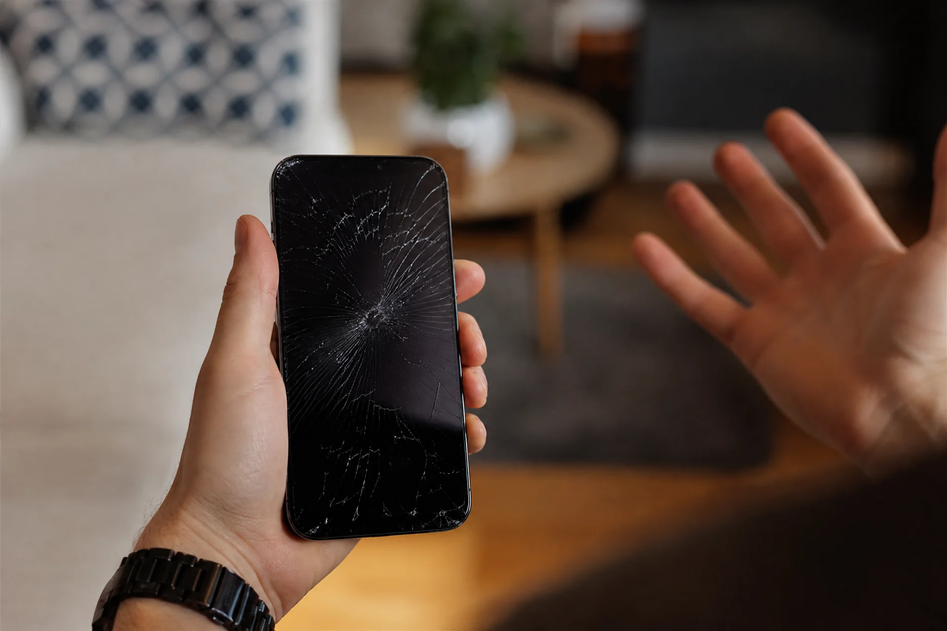 iPhone 14 Display Reparatur Wien — Reparo Festpreis iPhone 14 Display Reparatur — gerissenes OLED wird in der Werkstatt getauscht